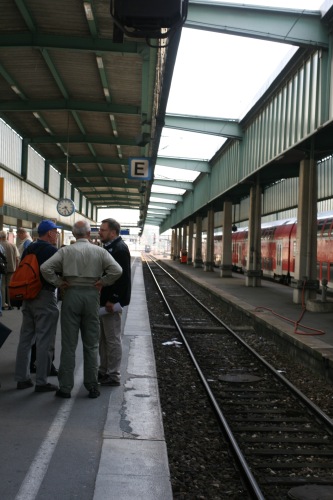 Ulf Weidle und einige weitere Sektionsmitglieder auf dem Stuttgarter Hauptbahnhof