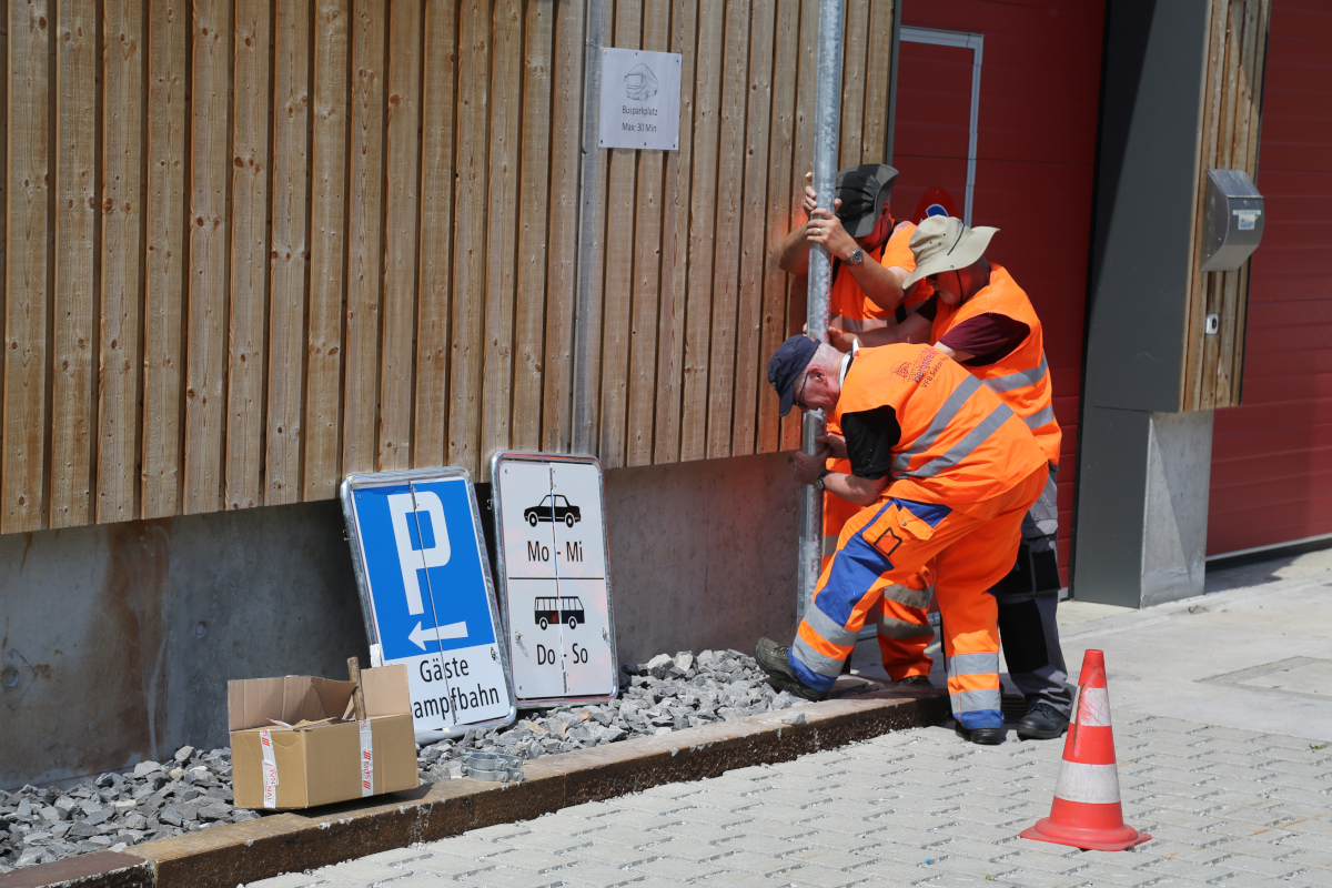 die Parkplatzschilder werden gesetzt